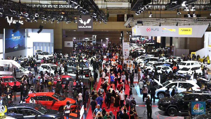 Suasana Pengunjung IIMS 2023 memadati Hall A JIEXPO, diisi sejumlah pabrikan mobil yang memamerkan mobil terbaru dan unggulan mereka pada Sabtu (18/2/2023). (²©²ÊÍøÕ¾/Tias Budiarto)