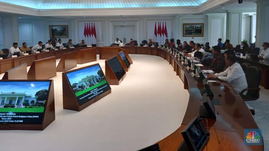 Suasana Rapat Kabinet Terbatas Terkait KEMPPKF 2024. (CNBC Indonesia/Arrijal Rachman)