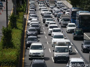 Lalin Tol Dalam Kota Macet dari Cawang Arah Semanggi
