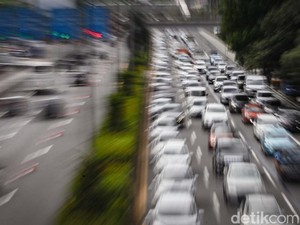 Tol Dalam Kota dari Cawang Arah Kuningan Macet Siang Ini