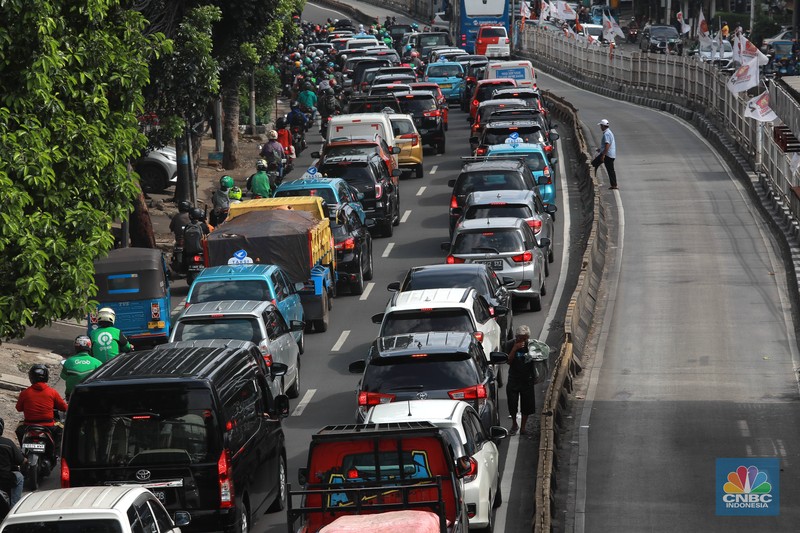 Pengendara sepeda motor melewati gang sempit di Kawasan Duren Tiga, Mampang, Jakarta Selatan, Selasa (21/2/2023). (CNBC Indonesia/Muhammad Sabki)