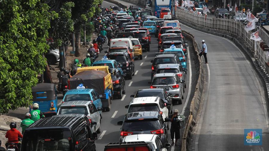 Pengendara sepeda motor melewati gang sempit di Kawasan Duren Tiga, Mampang, Jakarta Selatan, Selasa (21/2/2023). (CNBC Indonesia/Muhammad Sabki)