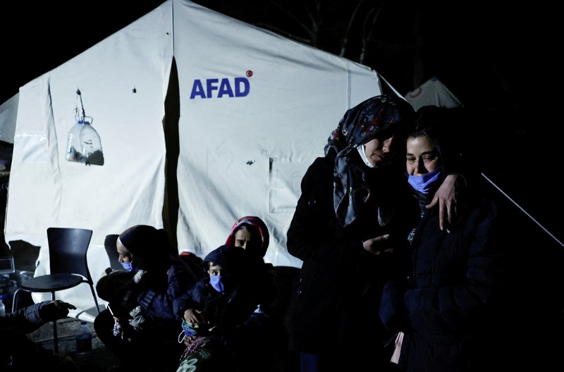Orang-orang bereaksi setelah gempa bumi di Antakya di provinsi Hatay, Turki, 20 Februari 2023. (REUTERS/Clodagh Kilcoyne)