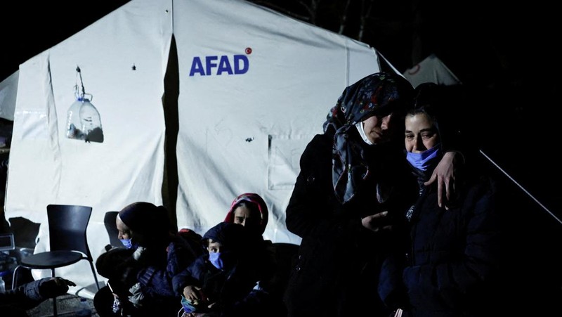 Orang-orang bereaksi setelah gempa bumi di Antakya di provinsi Hatay, Turki, 20 Februari 2023. (REUTERS/Clodagh Kilcoyne)