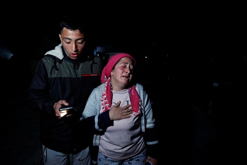 Orang-orang bereaksi setelah gempa bumi di Antakya di provinsi Hatay, Turki, 20 Februari 2023. (REUTERS/Clodagh Kilcoyne)