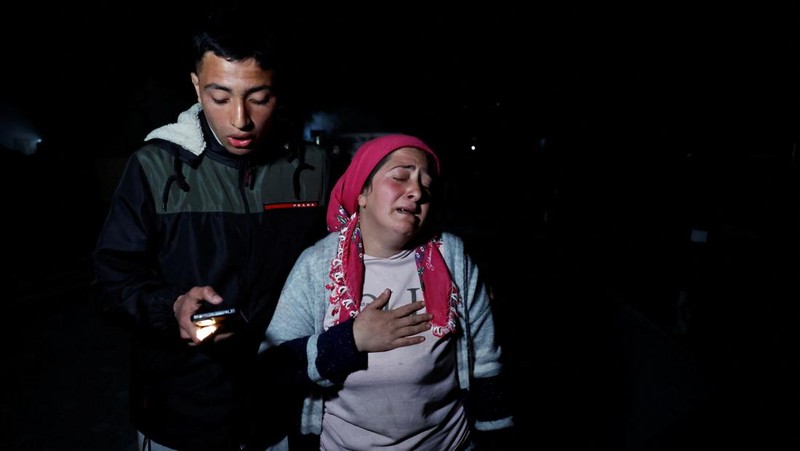 Orang-orang bereaksi setelah gempa bumi di Antakya di provinsi Hatay, Turki, 20 Februari 2023. (REUTERS/Clodagh Kilcoyne)