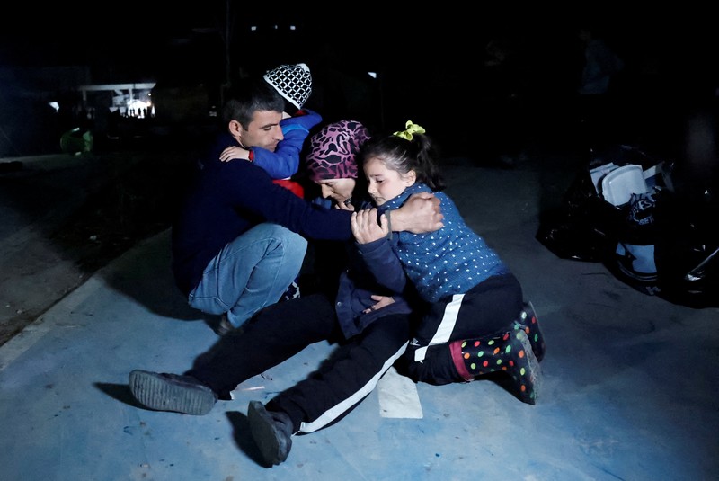 Orang-orang bereaksi setelah gempa bumi di Antakya di provinsi Hatay, Turki, 20 Februari 2023. (REUTERS/Clodagh Kilcoyne)