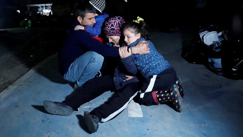 Orang-orang bereaksi setelah gempa bumi di Antakya di provinsi Hatay, Turki, 20 Februari 2023. (REUTERS/Clodagh Kilcoyne)