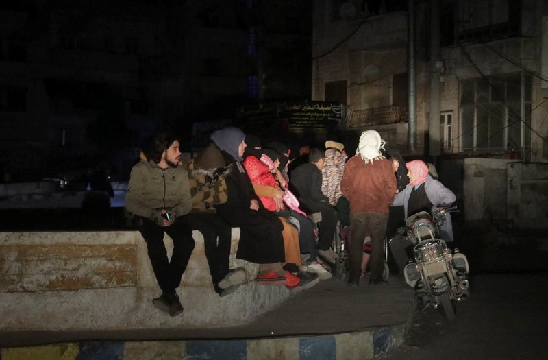 Orang-orang bereaksi setelah gempa bumi di Antakya di provinsi Hatay, Turki, 20 Februari 2023. (REUTERS/Clodagh Kilcoyne)