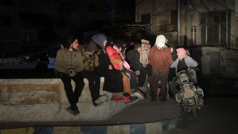 Orang-orang bereaksi setelah gempa bumi di Antakya di provinsi Hatay, Turki, 20 Februari 2023. (REUTERS/Clodagh Kilcoyne)