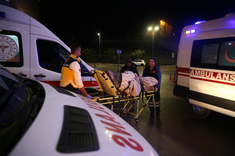 Personil melakukan operasi pencarian dan penyelamatan di gedung yang runtuh di distrik Antakya di Hatay setelah gempa berkekuatan 6,4 dan 5,8 skala Richter melanda provinsi Hatay Turkiye pada 20 Februari 2023. Dua gempa mengguncang provinsi Hatay paling selatan Turkiye pada Senin, hanya dua minggu setelah gempa besar melanda wilayah. Menurut Kepresidenan Manajemen Bencana dan Darurat (AFAD), salah satu gempa terjadi sekitar pukul 20.04 malam. waktu setempat (1704GMT) di distrik Defne Hatay, dengan kekuatan 6,4, sementara yang lain terjadi tiga menit kemudian, dengan pusat gempa di provinsi Samandag, Hatay, dengan kekuatan 5,8. Beberapa negara di kawasan itu, termasuk Lebanon, juga merasakan getarannya. (Tahir Turan Eroglu/Anadolu Agency via Getty Images)