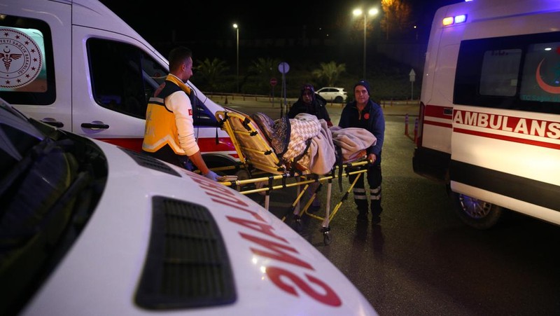 Personil melakukan operasi pencarian dan penyelamatan di gedung yang runtuh di distrik Antakya di Hatay setelah gempa berkekuatan 6,4 dan 5,8 skala Richter melanda provinsi Hatay Turkiye pada 20 Februari 2023. Dua gempa mengguncang provinsi Hatay paling selatan Turkiye pada Senin, hanya dua minggu setelah gempa besar melanda wilayah. Menurut Kepresidenan Manajemen Bencana dan Darurat (AFAD), salah satu gempa terjadi sekitar pukul 20.04 malam. waktu setempat (1704GMT) di distrik Defne Hatay, dengan kekuatan 6,4, sementara yang lain terjadi tiga menit kemudian, dengan pusat gempa di provinsi Samandag, Hatay, dengan kekuatan 5,8. Beberapa negara di kawasan itu, termasuk Lebanon, juga merasakan getarannya. (Tahir Turan Eroglu/Anadolu Agency via Getty Images)