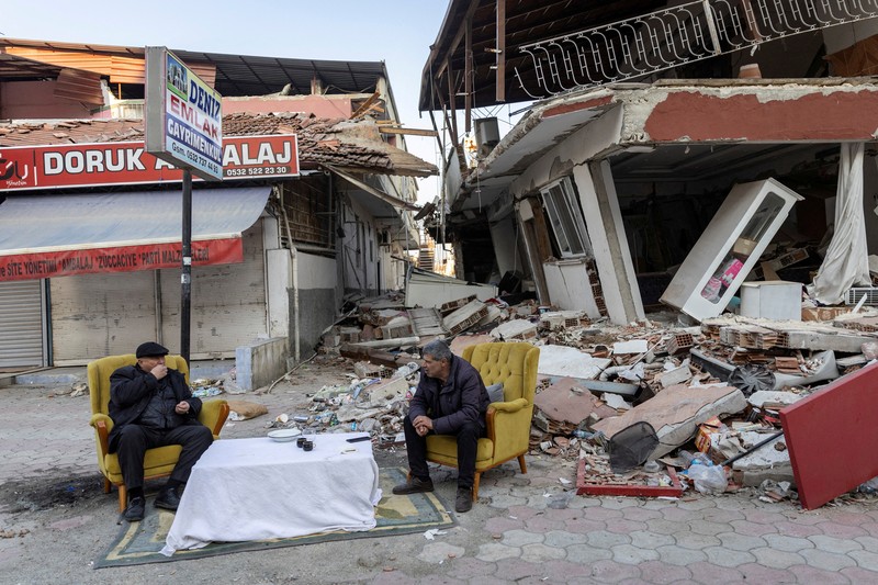 Orang-orang bereaksi setelah gempa bumi di Antakya di provinsi Hatay, Turki, 20 Februari 2023. Orang-orang bereaksi setelah gempa bumi di Antakya di provinsi Hatay, Turki, 20 Februari 2023. (REUTERS/Clodagh Kilcoyne)