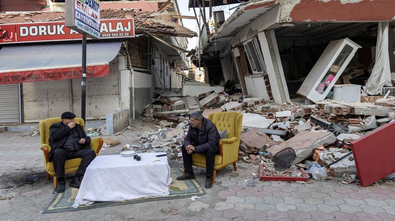 Orang-orang bereaksi setelah gempa bumi di Antakya di provinsi Hatay, Turki, 20 Februari 2023. (REUTERS/Clodagh Kilcoyne)