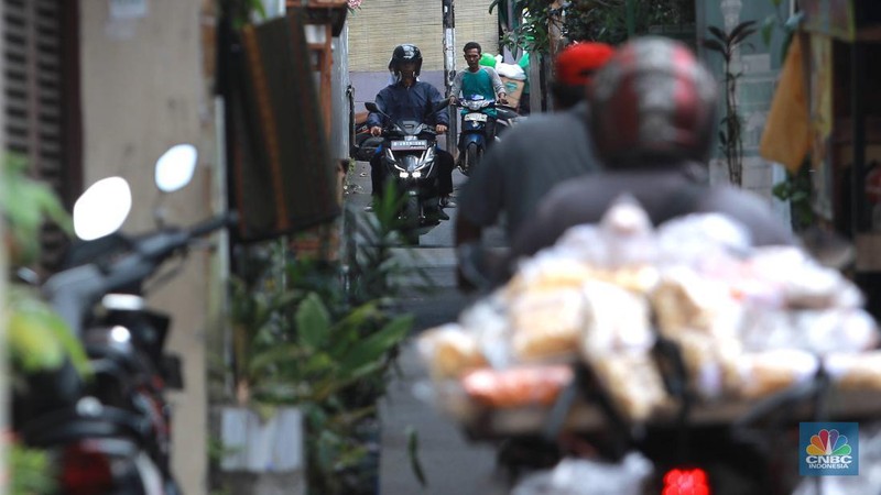 Pengendara sepeda motor melewati gang sempit di Kawasan Duren Tiga, Mampang, Jakarta Selatan, Selasa (21/2/2023). (CNBC Indonesia/Muhammad Sabki)