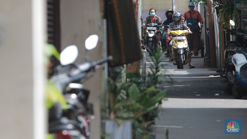 Pengendara sepeda motor melewati gang sempit di Kawasan Duren Tiga, Mampang, Jakarta Selatan, Selasa (21/2/2023). (CNBC Indonesia/Muhammad Sabki) Pengendara sepeda motor melewati gang sempit di Kawasan Duren Tiga, Mampang, Jakarta Selatan, Selasa (21/2/2023). (CNBC Indonesia/Muhammad Sabki)