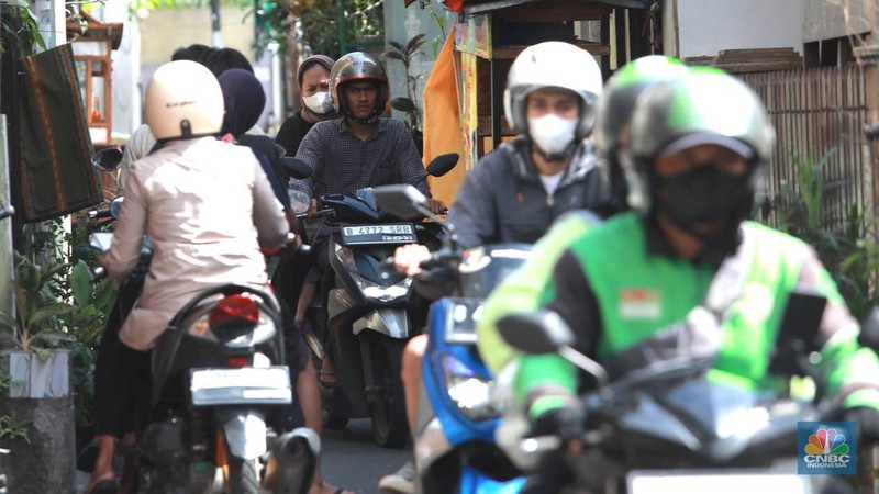 Pengendara sepeda motor melewati gang sempit di Kawasan Duren Tiga, Mampang, Jakarta Selatan, Selasa (21/2/2023). (CNBC Indonesia/Muhammad Sabki)