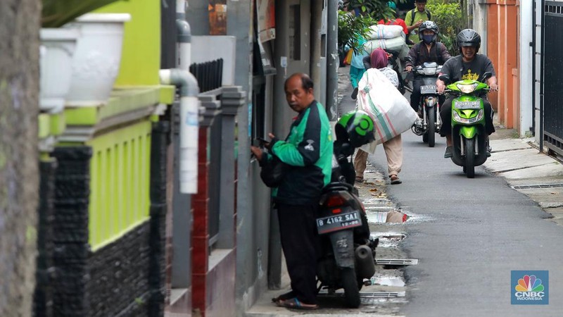 Pengendara sepeda motor melewati gang sempit di Kawasan Duren Tiga, Mampang, Jakarta Selatan, Selasa (21/2/2023). (CNBC Indonesia/Muhammad Sabki)