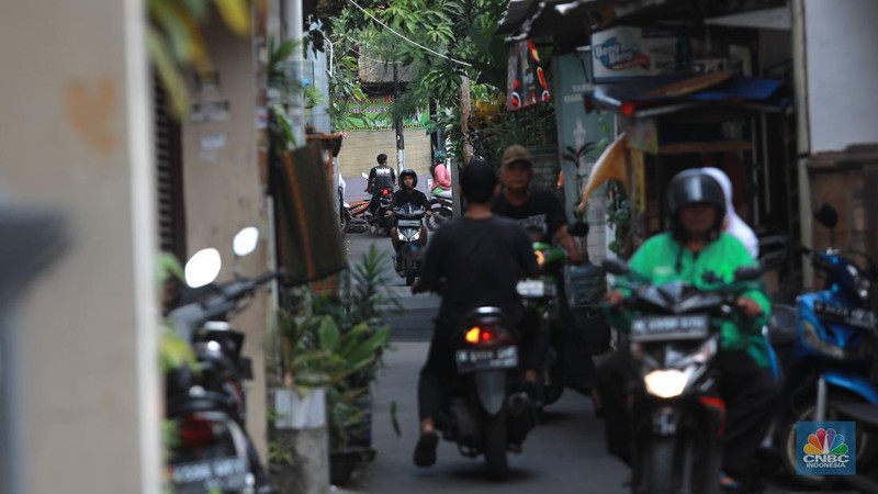 Pengendara sepeda motor melewati gang sempit di Kawasan Duren Tiga, Mampang, Jakarta Selatan, Selasa (21/2/2023). (CNBC Indonesia/Muhammad Sabki)
