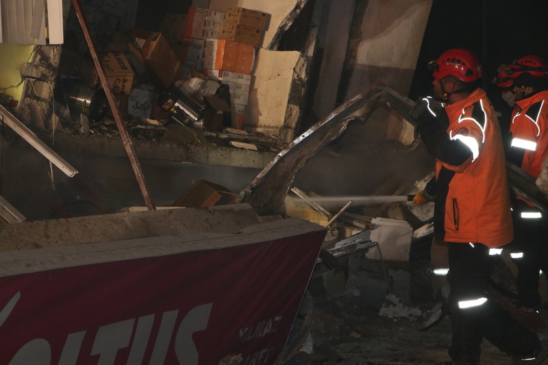 Personil melakukan operasi pencarian dan penyelamatan di gedung yang runtuh di distrik Antakya di Hatay setelah gempa berkekuatan 6,4 dan 5,8 skala Richter melanda provinsi Hatay Turkiye pada 20 Februari 2023. Dua gempa mengguncang provinsi Hatay paling selatan Turkiye pada Senin, hanya dua minggu setelah gempa besar melanda wilayah. Menurut Kepresidenan Manajemen Bencana dan Darurat (AFAD), salah satu gempa terjadi sekitar pukul 20.04 malam. waktu setempat (1704GMT) di distrik Defne Hatay, dengan kekuatan 6,4, sementara yang lain terjadi tiga menit kemudian, dengan pusat gempa di provinsi Samandag, Hatay, dengan kekuatan 5,8. Beberapa negara di kawasan itu, termasuk Lebanon, juga merasakan getarannya. (Tahir Turan Eroglu/Anadolu Agency via Getty Images)