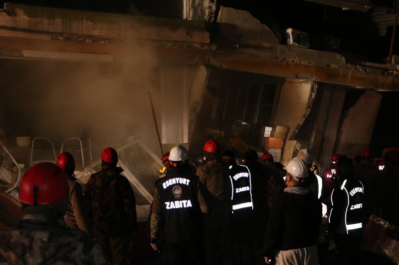 Personil melakukan operasi pencarian dan penyelamatan di gedung yang runtuh di distrik Antakya di Hatay setelah gempa berkekuatan 6,4 dan 5,8 skala Richter melanda provinsi Hatay Turkiye pada 20 Februari 2023. Dua gempa mengguncang provinsi Hatay paling selatan Turkiye pada Senin, hanya dua minggu setelah gempa besar melanda wilayah. Menurut Kepresidenan Manajemen Bencana dan Darurat (AFAD), salah satu gempa terjadi sekitar pukul 20.04 malam. waktu setempat (1704GMT) di distrik Defne Hatay, dengan kekuatan 6,4, sementara yang lain terjadi tiga menit kemudian, dengan pusat gempa di provinsi Samandag, Hatay, dengan kekuatan 5,8. Beberapa negara di kawasan itu, termasuk Lebanon, juga merasakan getarannya. (Tahir Turan Eroglu/Anadolu Agency via Getty Images)