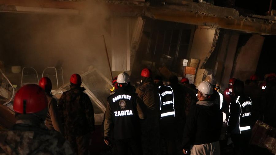 Personil melakukan operasi pencarian dan penyelamatan di gedung yang runtuh di distrik Antakya di Hatay setelah gempa berkekuatan 6,4 dan 5,8 skala Richter melanda provinsi Hatay Turkiye pada 20 Februari 2023. Dua gempa mengguncang provinsi Hatay paling selatan Turkiye pada Senin, hanya dua minggu setelah gempa besar melanda wilayah. Menurut Kepresidenan Manajemen Bencana dan Darurat (AFAD), salah satu gempa terjadi sekitar pukul 20.04 malam. waktu setempat (1704GMT) di distrik Defne Hatay, dengan kekuatan 6,4, sementara yang lain terjadi tiga menit kemudian, dengan pusat gempa di provinsi Samandag, Hatay, dengan kekuatan 5,8. Beberapa negara di kawasan itu, termasuk Lebanon, juga merasakan getarannya. (Tahir Turan Eroglu/Anadolu Agency via Getty Images)
