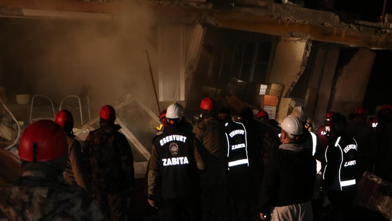 Personil melakukan operasi pencarian dan penyelamatan di gedung yang runtuh di distrik Antakya di Hatay setelah gempa berkekuatan 6,4 dan 5,8 skala Richter melanda provinsi Hatay Turkiye pada 20 Februari 2023. Dua gempa mengguncang provinsi Hatay paling selatan Turkiye pada Senin, hanya dua minggu setelah gempa besar melanda wilayah. Menurut Kepresidenan Manajemen Bencana dan Darurat (AFAD), salah satu gempa terjadi sekitar pukul 20.04 malam. waktu setempat (1704GMT) di distrik Defne Hatay, dengan kekuatan 6,4, sementara yang lain terjadi tiga menit kemudian, dengan pusat gempa di provinsi Samandag, Hatay, dengan kekuatan 5,8. Beberapa negara di kawasan itu, termasuk Lebanon, juga merasakan getarannya. (Tahir Turan Eroglu/Anadolu Agency via Getty Images)