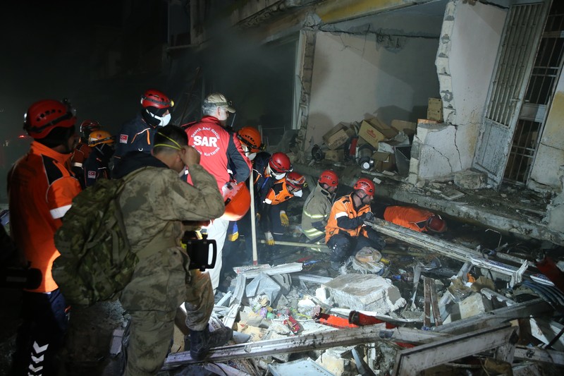 Personil melakukan operasi pencarian dan penyelamatan di gedung yang runtuh di distrik Antakya di Hatay setelah gempa berkekuatan 6,4 dan 5,8 skala Richter melanda provinsi Hatay Turkiye pada 20 Februari 2023. Dua gempa mengguncang provinsi Hatay paling selatan Turkiye pada Senin, hanya dua minggu setelah gempa besar melanda wilayah. Menurut Kepresidenan Manajemen Bencana dan Darurat (AFAD), salah satu gempa terjadi sekitar pukul 20.04 malam. waktu setempat (1704GMT) di distrik Defne Hatay, dengan kekuatan 6,4, sementara yang lain terjadi tiga menit kemudian, dengan pusat gempa di provinsi Samandag, Hatay, dengan kekuatan 5,8. Beberapa negara di kawasan itu, termasuk Lebanon, juga merasakan getarannya. (Tahir Turan Eroglu/Anadolu Agency via Getty Images)
