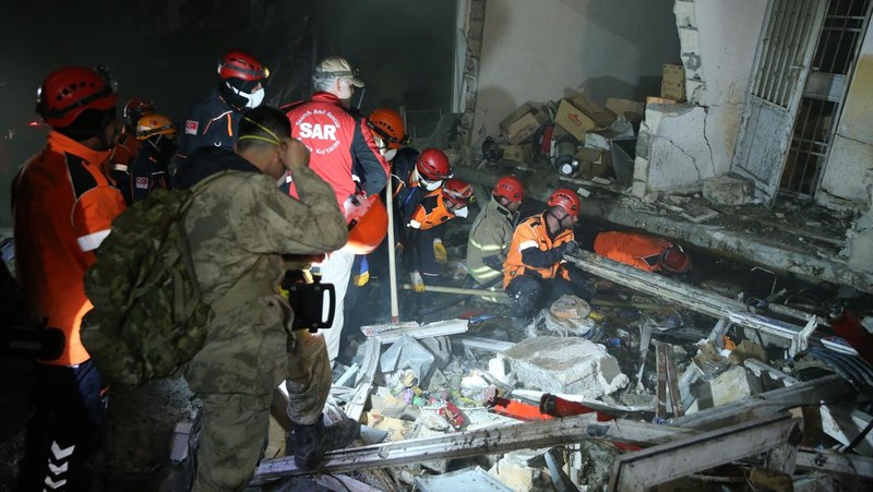 Personil melakukan operasi pencarian dan penyelamatan di gedung yang runtuh di distrik Antakya di Hatay setelah gempa berkekuatan 6,4 dan 5,8 skala Richter melanda provinsi Hatay Turkiye pada 20 Februari 2023. Dua gempa mengguncang provinsi Hatay paling selatan Turkiye pada Senin, hanya dua minggu setelah gempa besar melanda wilayah. Menurut Kepresidenan Manajemen Bencana dan Darurat (AFAD), salah satu gempa terjadi sekitar pukul 20.04 malam. waktu setempat (1704GMT) di distrik Defne Hatay, dengan kekuatan 6,4, sementara yang lain terjadi tiga menit kemudian, dengan pusat gempa di provinsi Samandag, Hatay, dengan kekuatan 5,8. Beberapa negara di kawasan itu, termasuk Lebanon, juga merasakan getarannya. (Tahir Turan Eroglu/Anadolu Agency via Getty Images)