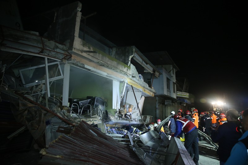 Personil melakukan operasi pencarian dan penyelamatan di gedung yang runtuh di distrik Antakya di Hatay setelah gempa berkekuatan 6,4 dan 5,8 skala Richter melanda provinsi Hatay Turkiye pada 20 Februari 2023. Dua gempa mengguncang provinsi Hatay paling selatan Turkiye pada Senin, hanya dua minggu setelah gempa besar melanda wilayah. Menurut Kepresidenan Manajemen Bencana dan Darurat (AFAD), salah satu gempa terjadi sekitar pukul 20.04 malam. waktu setempat (1704GMT) di distrik Defne Hatay, dengan kekuatan 6,4, sementara yang lain terjadi tiga menit kemudian, dengan pusat gempa di provinsi Samandag, Hatay, dengan kekuatan 5,8. Beberapa negara di kawasan itu, termasuk Lebanon, juga merasakan getarannya. (Tahir Turan Eroglu/Anadolu Agency via Getty Images)