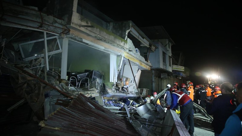 Personil melakukan operasi pencarian dan penyelamatan di gedung yang runtuh di distrik Antakya di Hatay setelah gempa berkekuatan 6,4 dan 5,8 skala Richter melanda provinsi Hatay Turkiye pada 20 Februari 2023. Dua gempa mengguncang provinsi Hatay paling selatan Turkiye pada Senin, hanya dua minggu setelah gempa besar melanda wilayah. Menurut Kepresidenan Manajemen Bencana dan Darurat (AFAD), salah satu gempa terjadi sekitar pukul 20.04 malam. waktu setempat (1704GMT) di distrik Defne Hatay, dengan kekuatan 6,4, sementara yang lain terjadi tiga menit kemudian, dengan pusat gempa di provinsi Samandag, Hatay, dengan kekuatan 5,8. Beberapa negara di kawasan itu, termasuk Lebanon, juga merasakan getarannya. (Tahir Turan Eroglu/Anadolu Agency via Getty Images)