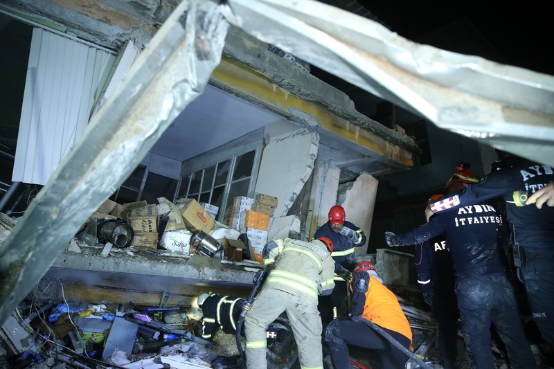 Personil melakukan operasi pencarian dan penyelamatan di gedung yang runtuh di distrik Antakya di Hatay setelah gempa berkekuatan 6,4 dan 5,8 skala Richter melanda provinsi Hatay Turkiye pada 20 Februari 2023. Dua gempa mengguncang provinsi Hatay paling selatan Turkiye pada Senin, hanya dua minggu setelah gempa besar melanda wilayah. Menurut Kepresidenan Manajemen Bencana dan Darurat (AFAD), salah satu gempa terjadi sekitar pukul 20.04 malam. waktu setempat (1704GMT) di distrik Defne Hatay, dengan kekuatan 6,4, sementara yang lain terjadi tiga menit kemudian, dengan pusat gempa di provinsi Samandag, Hatay, dengan kekuatan 5,8. Beberapa negara di kawasan itu, termasuk Lebanon, juga merasakan getarannya. (Tahir Turan Eroglu/Anadolu Agency via Getty Images)