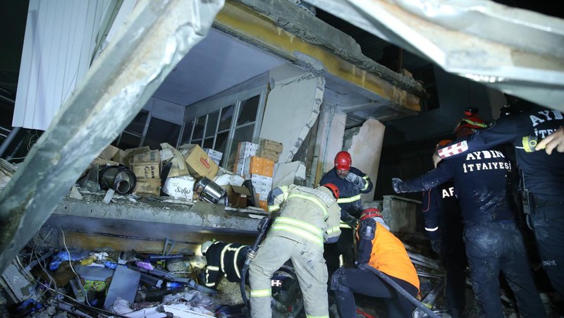 Personil melakukan operasi pencarian dan penyelamatan di gedung yang runtuh di distrik Antakya di Hatay setelah gempa berkekuatan 6,4 dan 5,8 skala Richter melanda provinsi Hatay Turkiye pada 20 Februari 2023. Dua gempa mengguncang provinsi Hatay paling selatan Turkiye pada Senin, hanya dua minggu setelah gempa besar melanda wilayah. Menurut Kepresidenan Manajemen Bencana dan Darurat (AFAD), salah satu gempa terjadi sekitar pukul 20.04 malam. waktu setempat (1704GMT) di distrik Defne Hatay, dengan kekuatan 6,4, sementara yang lain terjadi tiga menit kemudian, dengan pusat gempa di provinsi Samandag, Hatay, dengan kekuatan 5,8. Beberapa negara di kawasan itu, termasuk Lebanon, juga merasakan getarannya. (Tahir Turan Eroglu/Anadolu Agency via Getty Images)