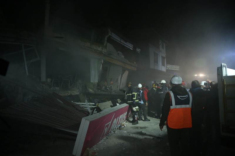Personil melakukan operasi pencarian dan penyelamatan di gedung yang runtuh di distrik Antakya di Hatay setelah gempa berkekuatan 6,4 dan 5,8 skala Richter melanda provinsi Hatay Turkiye pada 20 Februari 2023. Dua gempa mengguncang provinsi Hatay paling selatan Turkiye pada Senin, hanya dua minggu setelah gempa besar melanda wilayah. Menurut Kepresidenan Manajemen Bencana dan Darurat (AFAD), salah satu gempa terjadi sekitar pukul 20.04 malam. waktu setempat (1704GMT) di distrik Defne Hatay, dengan kekuatan 6,4, sementara yang lain terjadi tiga menit kemudian, dengan pusat gempa di provinsi Samandag, Hatay, dengan kekuatan 5,8. Beberapa negara di kawasan itu, termasuk Lebanon, juga merasakan getarannya. (Tahir Turan Eroglu/Anadolu Agency via Getty Images)