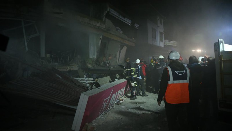 Personil melakukan operasi pencarian dan penyelamatan di gedung yang runtuh di distrik Antakya di Hatay setelah gempa berkekuatan 6,4 dan 5,8 skala Richter melanda provinsi Hatay Turkiye pada 20 Februari 2023. Dua gempa mengguncang provinsi Hatay paling selatan Turkiye pada Senin, hanya dua minggu setelah gempa besar melanda wilayah. Menurut Kepresidenan Manajemen Bencana dan Darurat (AFAD), salah satu gempa terjadi sekitar pukul 20.04 malam. waktu setempat (1704GMT) di distrik Defne Hatay, dengan kekuatan 6,4, sementara yang lain terjadi tiga menit kemudian, dengan pusat gempa di provinsi Samandag, Hatay, dengan kekuatan 5,8. Beberapa negara di kawasan itu, termasuk Lebanon, juga merasakan getarannya. (Tahir Turan Eroglu/Anadolu Agency via Getty Images)