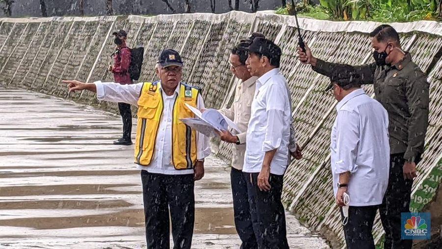 Presiden Joko Widodo cek normalisasi Kali Ciliwung. (CNBC Indonesia/Emir Yanwardhana)
