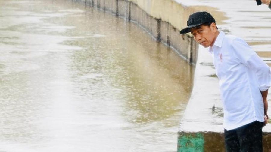 Presiden Jokowi meninjau langsung proyek normalisasi Kali Ciliwung yang ada di Jalan Inspeksi Ciliwung, Kecamatan Pancoran, Jakarta Selatan, Selasa (21/2/2023). (Pool/Birosetpres/Muchlis Jr)