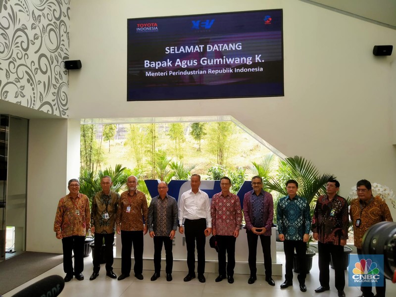 PT Toyota Motor Manufacturing Indonesia (TMMIN) meluncurkan ekspor perdana Toyota Innova Zenix berbasis kendaraan listrik hybrid. (CNBC Indonesia/Suhendra)