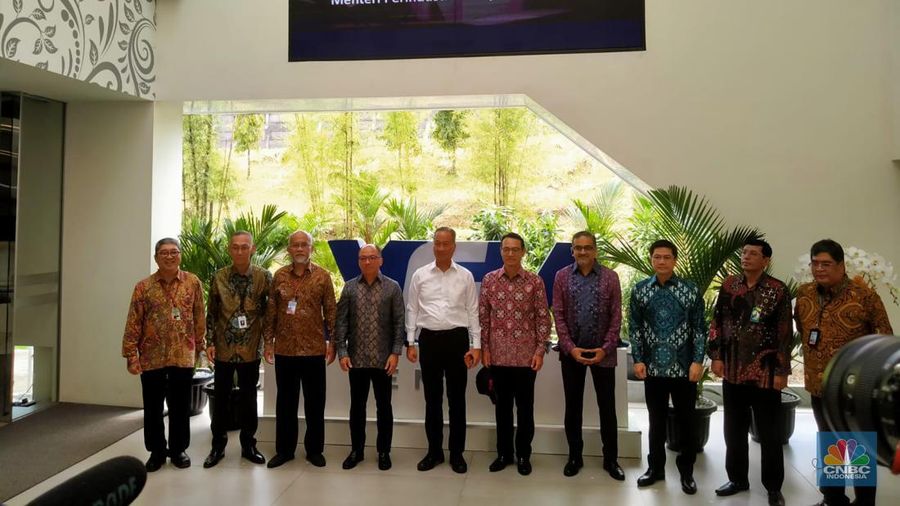 PT Toyota Motor Manufacturing Indonesia (TMMIN) meluncurkan ekspor perdana Toyota Innova Zenix berbasis kendaraan listrik hybrid. (CNBC Indonesia/Suhendra)