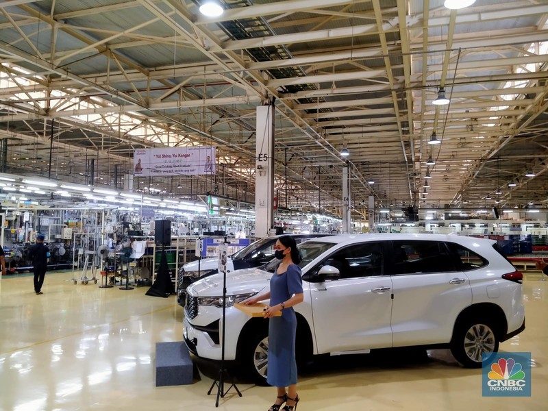 PT Toyota Motor Manufacturing Indonesia (TMMIN) meluncurkan ekspor perdana Toyota Innova Zenix berbasis kendaraan listrik hybrid. (CNBC Indonesia/Suhendra)