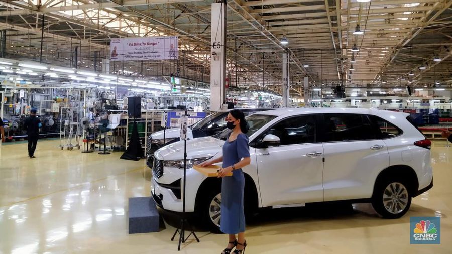 PT Toyota Motor Manufacturing Indonesia (TMMIN) meluncurkan ekspor perdana Toyota Innova Zenix berbasis kendaraan listrik hybrid. (CNBC Indonesia/Suhendra)