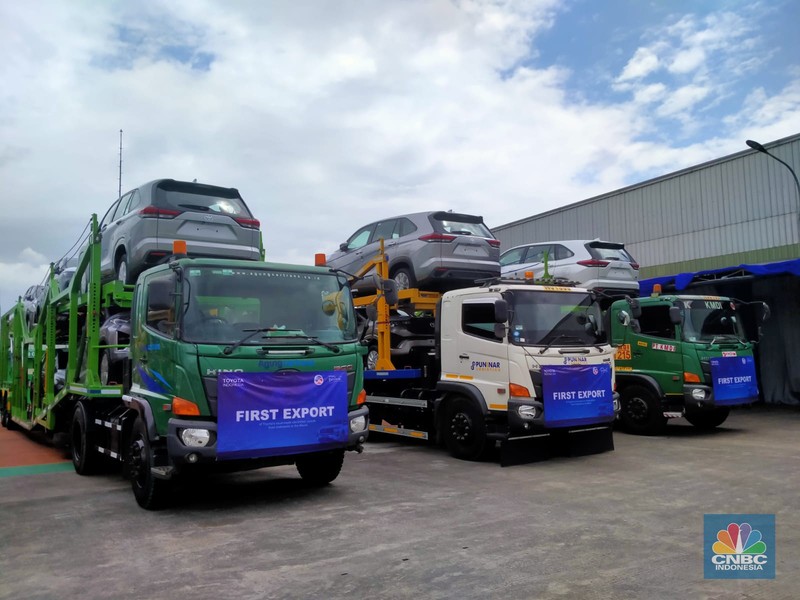 PT Toyota Motor Manufacturing Indonesia (TMMIN) meluncurkan ekspor perdana Toyota Innova Zenix berbasis kendaraan listrik hybrid. (CNBC Indonesia/Suhendra)