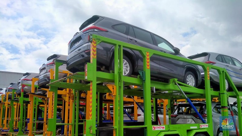 PT Toyota Motor Manufacturing Indonesia (TMMIN) meluncurkan ekspor perdana Toyota Innova Zenix berbasis kendaraan listrik hybrid. (CNBC Indonesia/Suhendra)