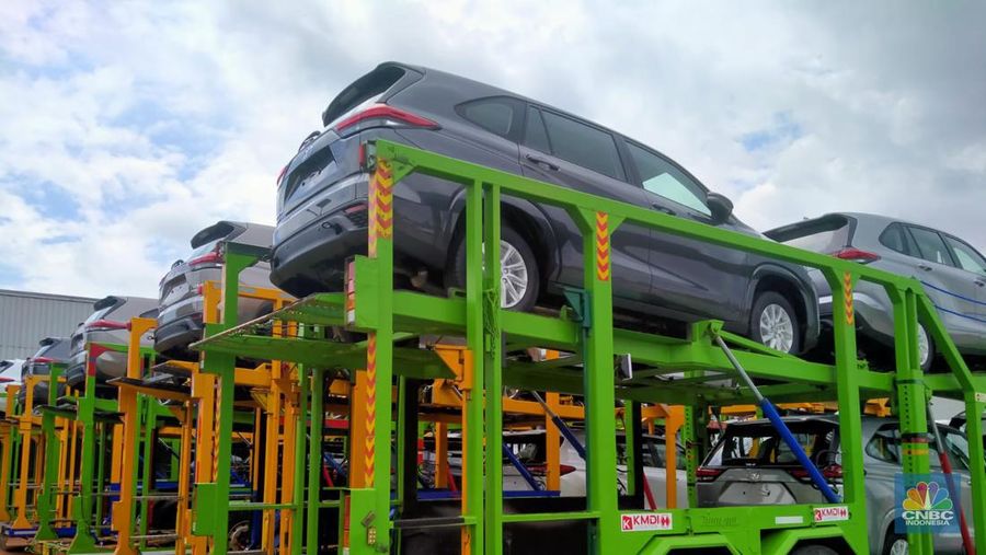 PT Toyota Motor Manufacturing Indonesia (TMMIN) meluncurkan ekspor perdana Toyota Innova Zenix berbasis kendaraan listrik hybrid. (CNBC Indonesia/Suhendra)