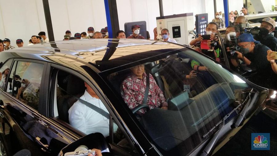 PT Toyota Motor Manufacturing Indonesia (TMMIN) meluncurkan ekspor perdana Toyota Innova Zenix berbasis kendaraan listrik hybrid. (CNBC Indonesia/Suhendra)