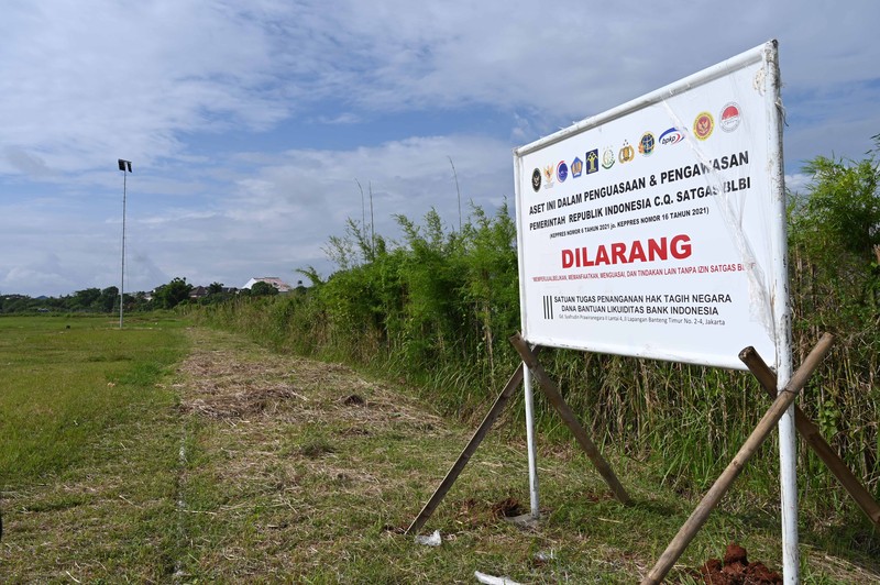 Salah satu upaya penanganan aset properti yang dilakukan adalah penguasaan fisik aset tanah dan bangunan melalui pemasangan plang pengamanan yang bertujuan untuk penyelesaian dan pemulihan hak negara dari dana BLBI oleh Satgas BLBI. Salah satu upaya penanganan aset properti yang dilakukan adalah penguasaan fisik aset tanah dan bangunan melalui pemasangan plang pengamanan yang bertujuan untuk penyelesaian dan pemulihan hak negara dari dana BLBI oleh Satgas BLBI. (Dok. PT. Intercon)