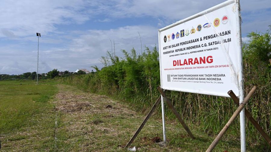 Salah satu upaya penanganan aset properti yang dilakukan adalah penguasaan fisik aset tanah dan bangunan melalui pemasangan plang pengamanan yang bertujuan untuk penyelesaian dan pemulihan hak negara dari dana BLBI oleh Satgas BLBI. (Dok. PT. Intercon)