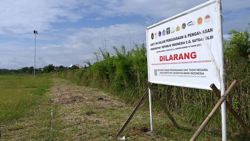 Salah satu upaya penanganan aset properti yang dilakukan adalah penguasaan fisik aset tanah dan bangunan melalui pemasangan plang pengamanan yang bertujuan untuk penyelesaian dan pemulihan hak negara dari dana BLBI oleh Satgas BLBI. (Dok. PT. Intercon)