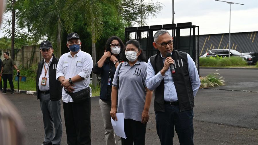 Salah satu upaya penanganan aset properti yang dilakukan adalah penguasaan fisik aset tanah dan bangunan melalui pemasangan plang pengamanan yang bertujuan untuk penyelesaian dan pemulihan hak negara dari dana BLBI oleh Satgas BLBI. (Dok. PT. Intercon)