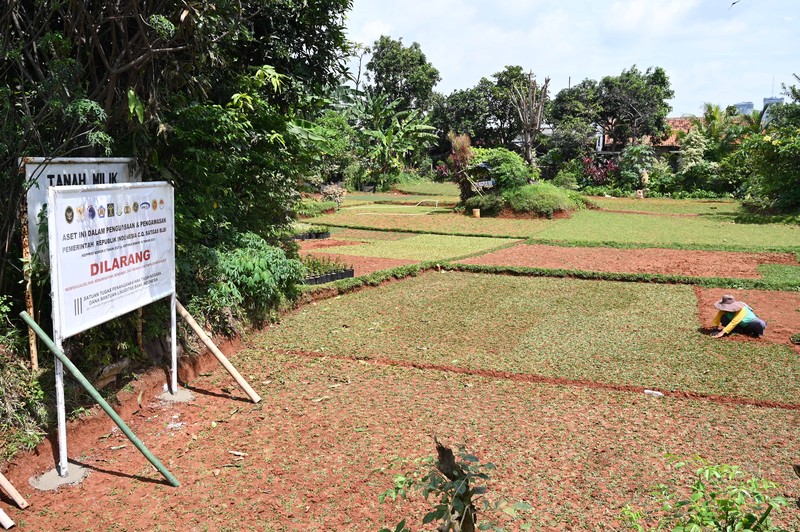 Salah satu upaya penanganan aset properti yang dilakukan adalah penguasaan fisik aset tanah dan bangunan melalui pemasangan plang pengamanan yang bertujuan untuk penyelesaian dan pemulihan hak negara dari dana BLBI oleh Satgas BLBI. (Dok. PT. Intercon)